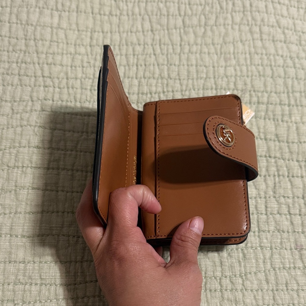 NWT Michael Kors Tan and Cream Logo Snap Card Case - Picture 5 of 10